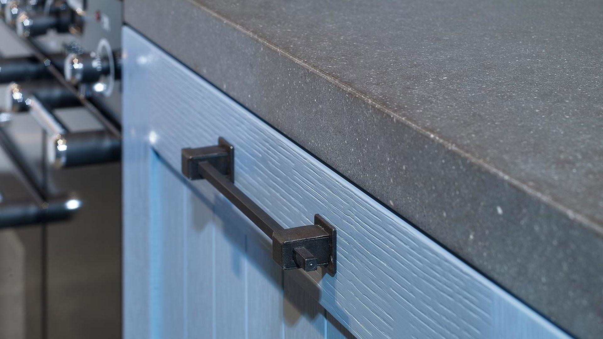 Blauwe landelijke keuken, houten front met handgreep