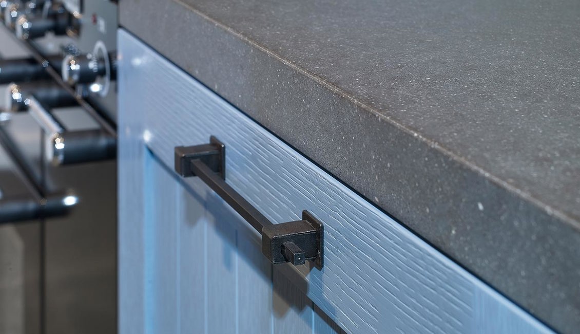 Blauwe landelijke keuken, houten front met handgreep