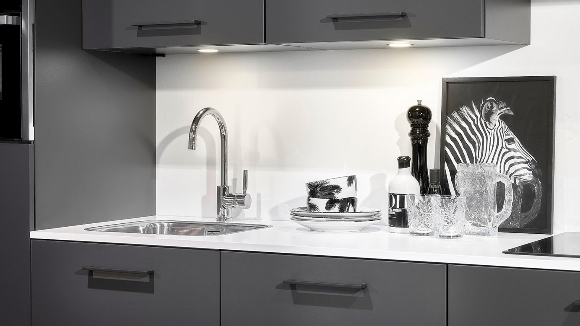 Kleine zwarte keuken, wit werkblad