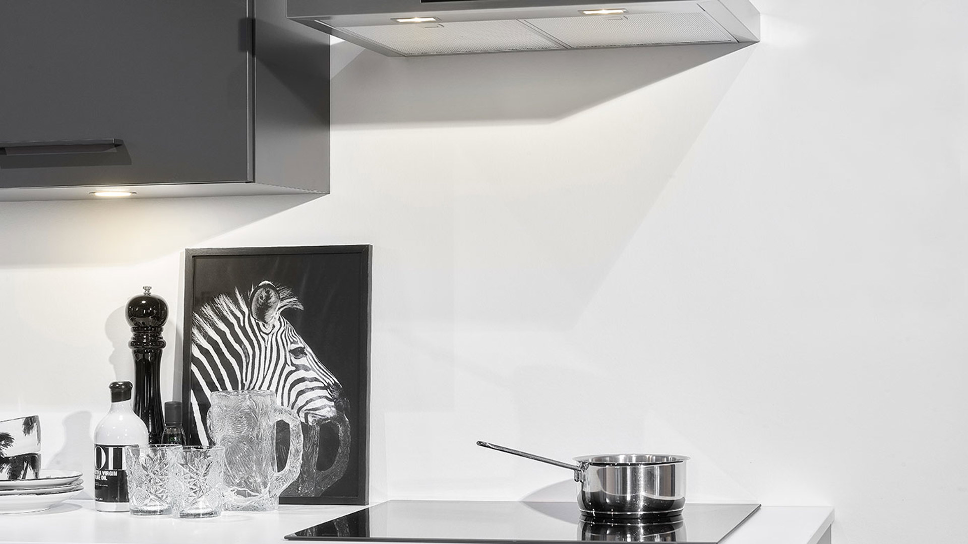 Kleine zwarte keuken, kookplaat en afzuigkap