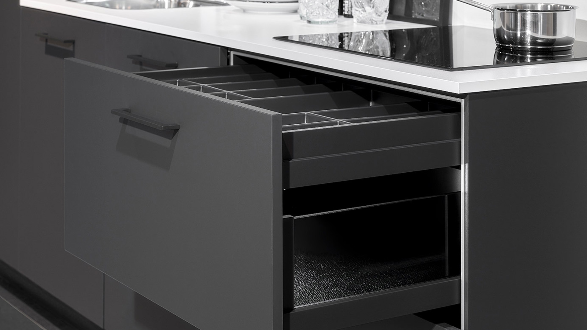 Kleine zwarte keuken, luxe lade met binnenlade