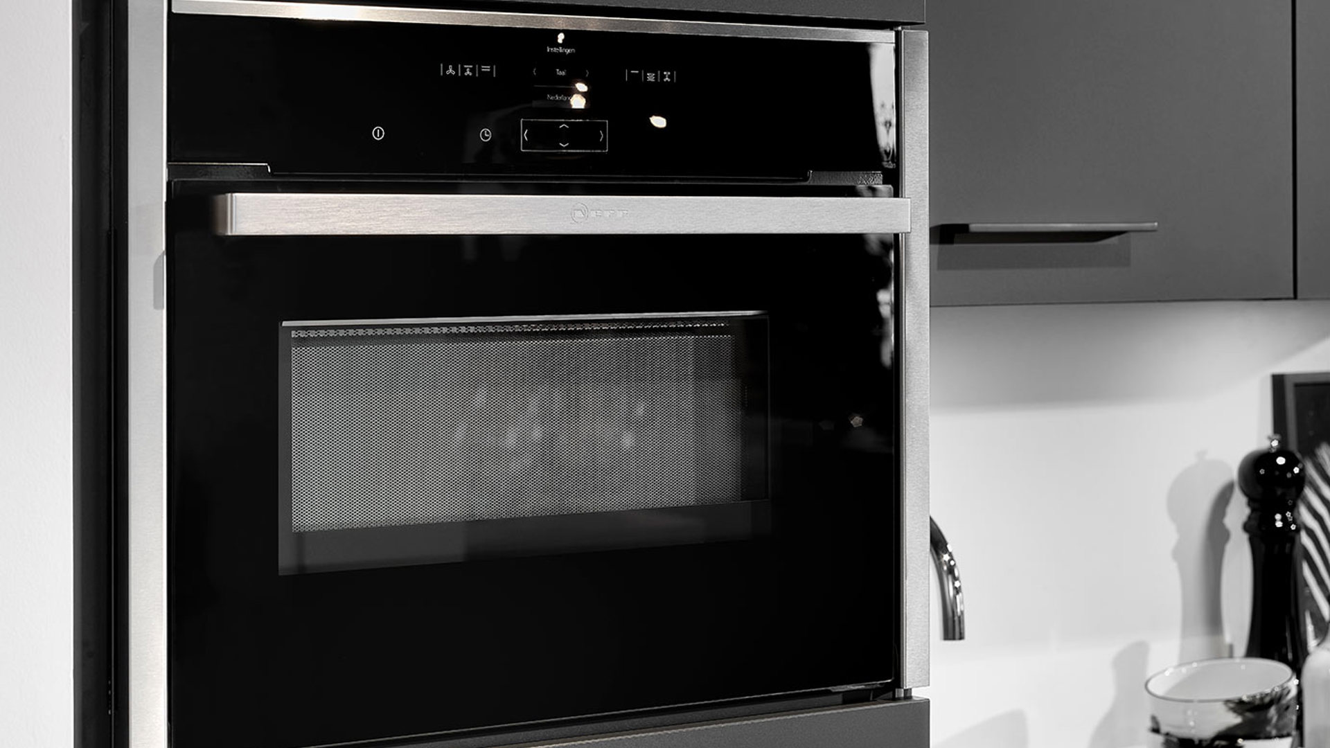 Kleine zwarte keuken, oven-magnetron