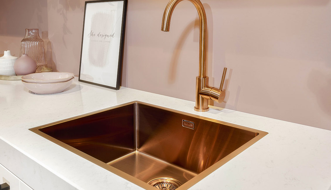 Modern landelijke keuken, spoelbak en kraan copper
