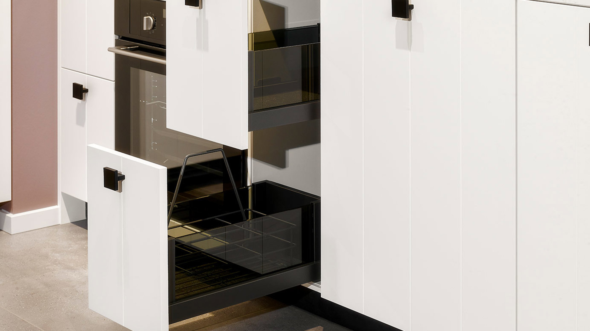 Modern landelijke keuken, luxe lades met zijwanden rookglas