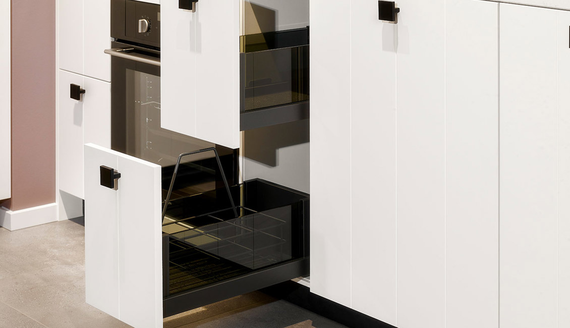 Modern landelijke keuken, luxe lades met zijwanden rookglas