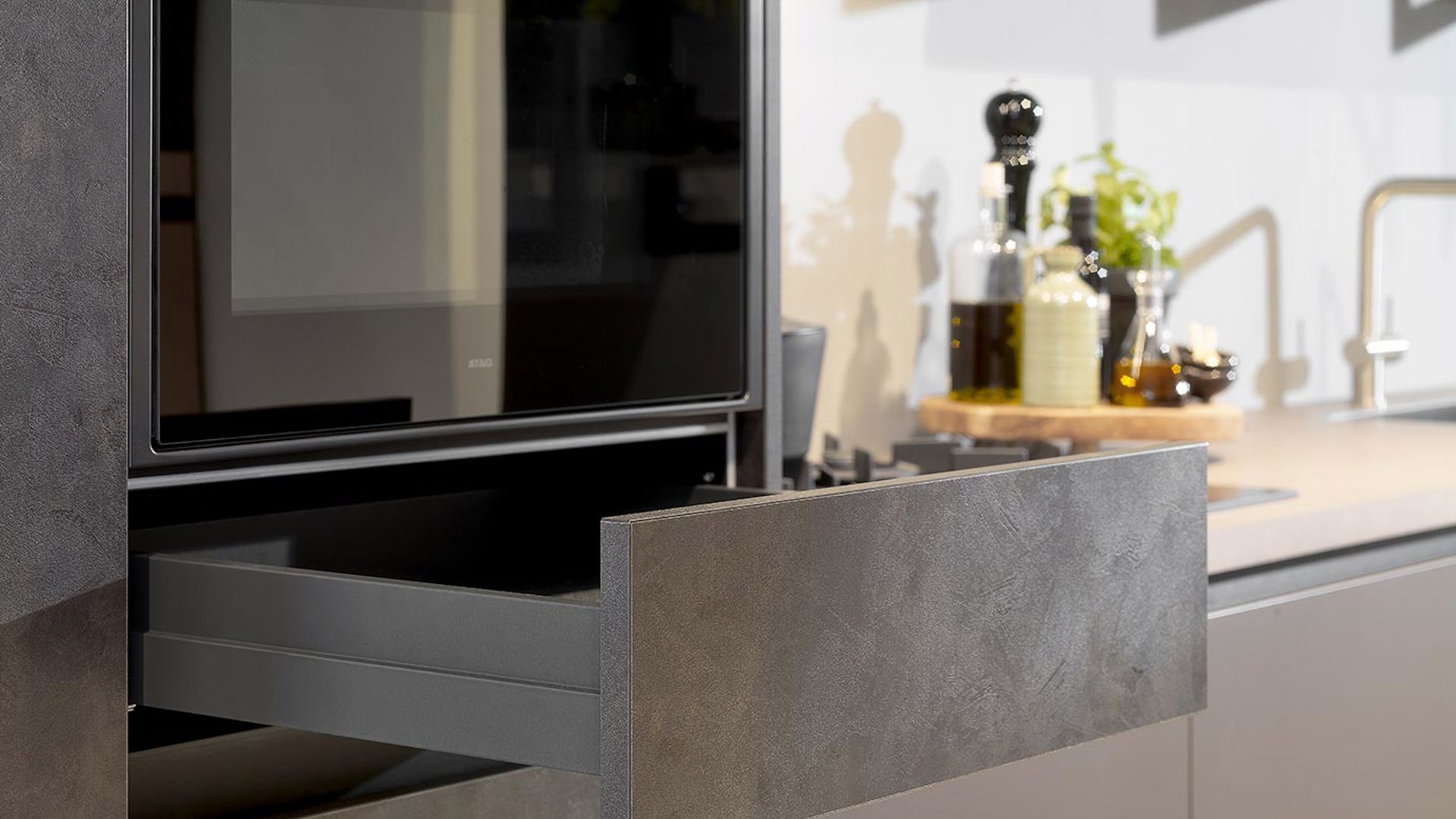 Moderne rechte keuken, lade onder oven