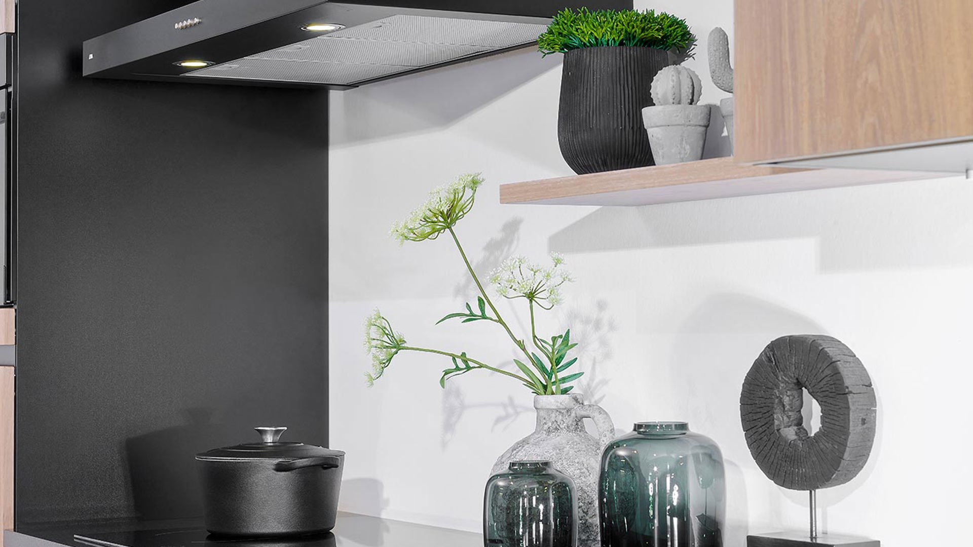 Goedkope houten keuken, kookplaat en afzuigkap