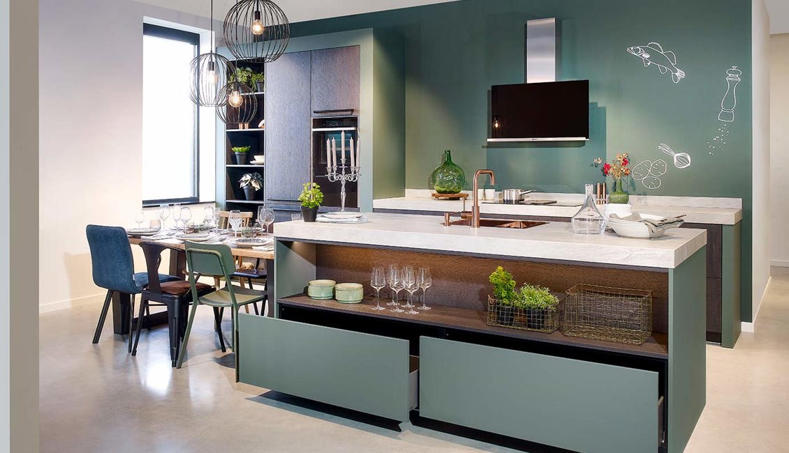 Groene keuken met eiland