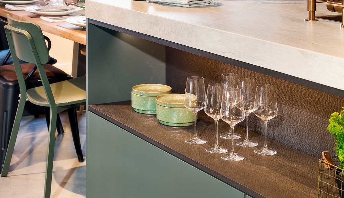 Groene keuken met eiland, nis in eiland