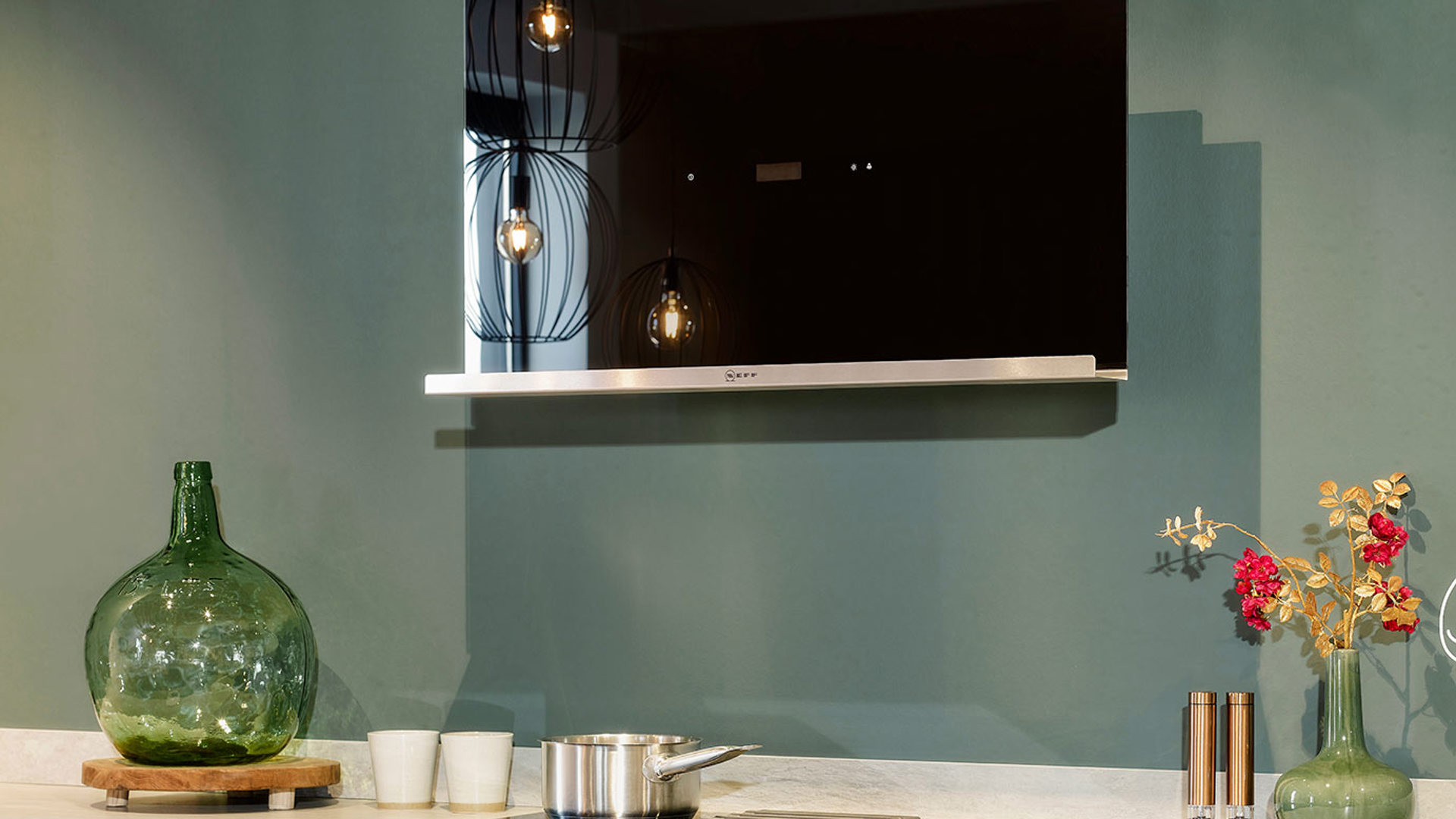 Groene keuken met eiland, wandafzuigkap NEFF