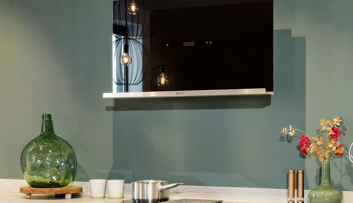 Groene keuken met eiland, wandafzuigkap NEFF