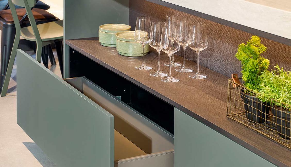 Groene keuken met eiland, brede greeploze lade