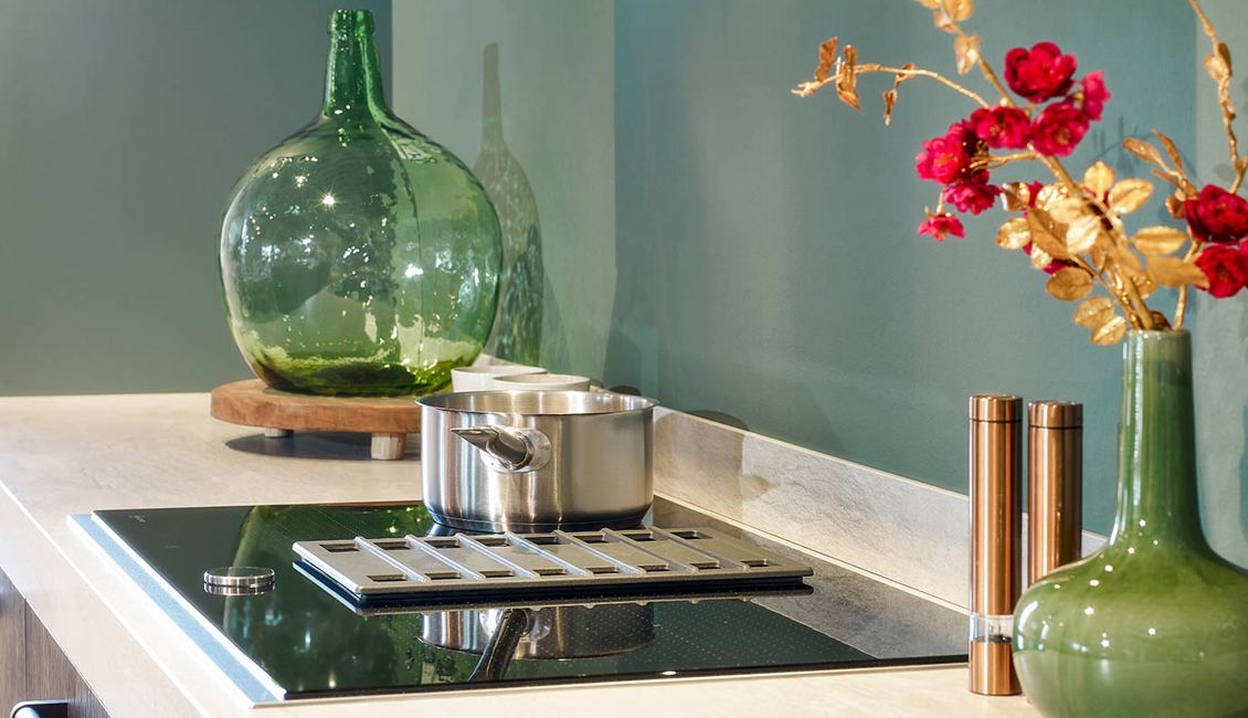 Groene keuken met eiland, inductiekookplaat