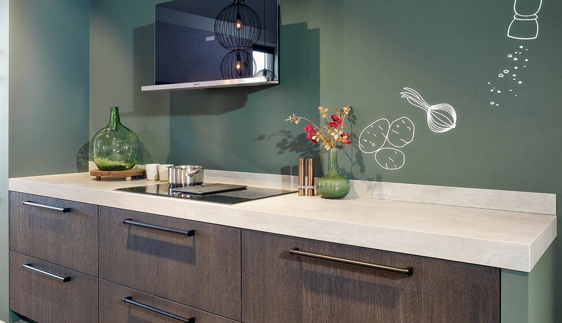 Groene keuken met eiland, houten lades