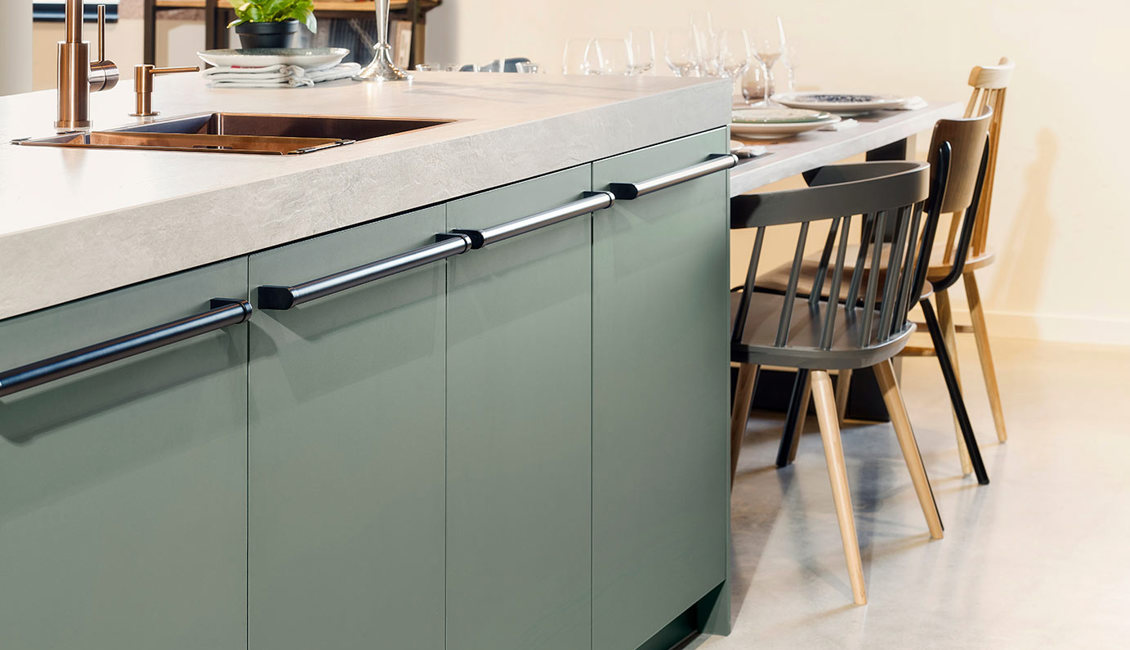Groene keuken met eiland, zwarte handgreep