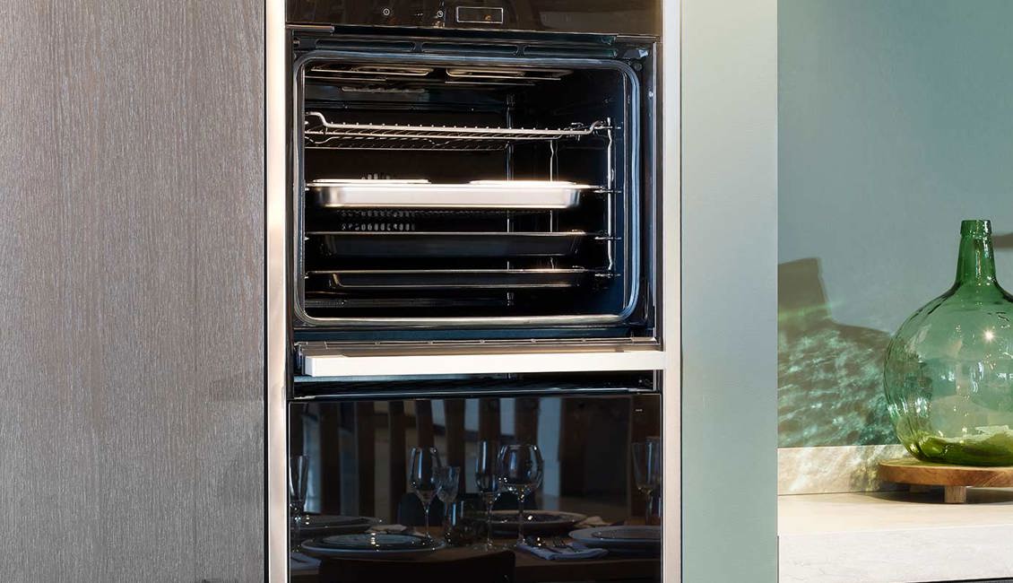 Groene keuken met eiland, ovendeur slide and hide