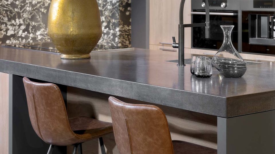 Houten keuken met eiland, werkblad beton