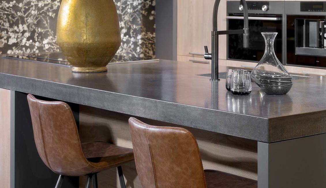 Houten keuken met eiland, werkblad beton