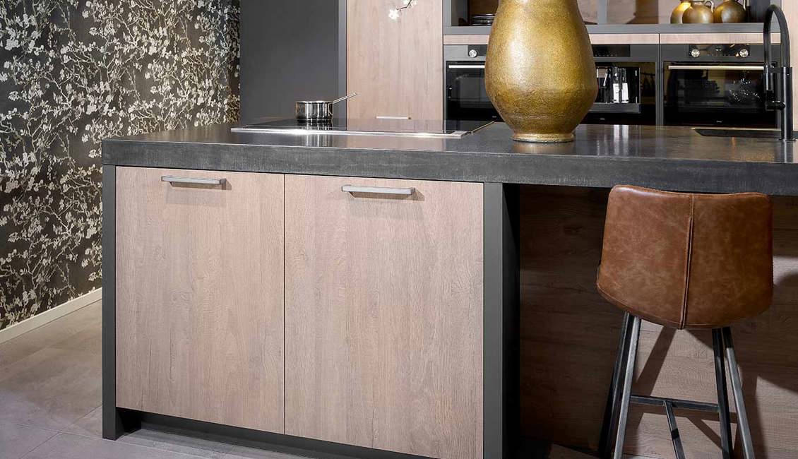 Houten keuken met eiland, onderkasten