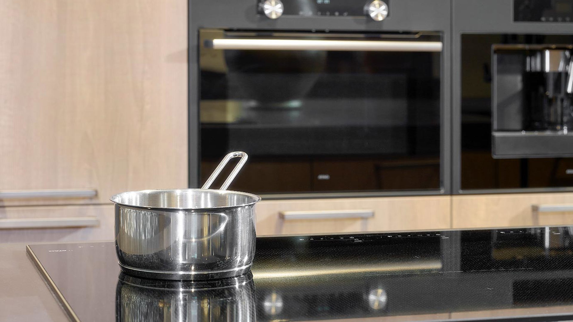 Houten keuken met eiland, inductiekookplaat