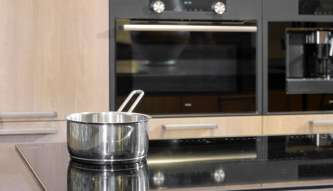 Houten keuken met eiland, inductiekookplaat