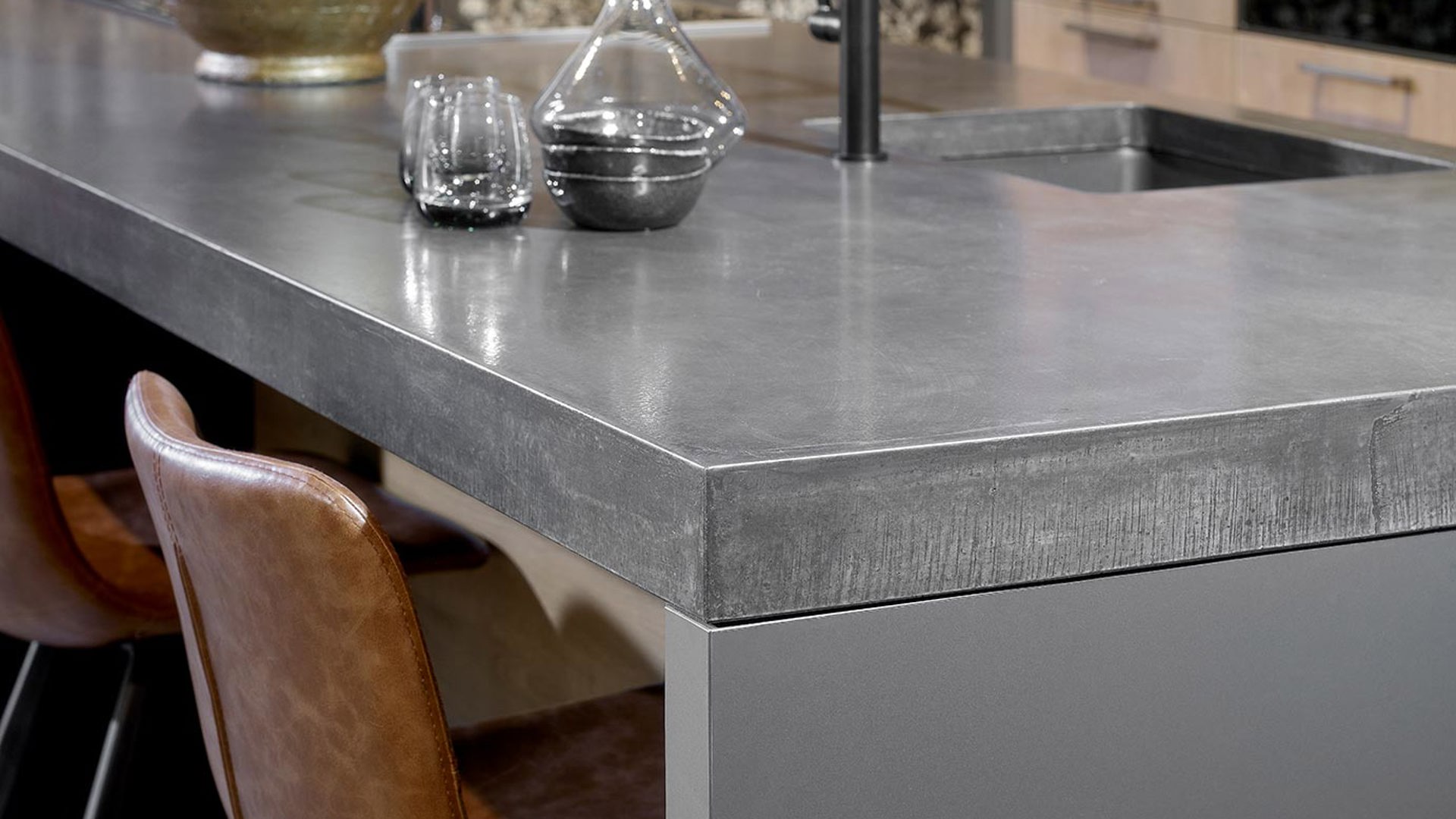 Houten keuken met eiland, werkblad beton