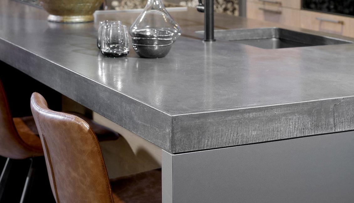 Houten keuken met eiland, werkblad beton