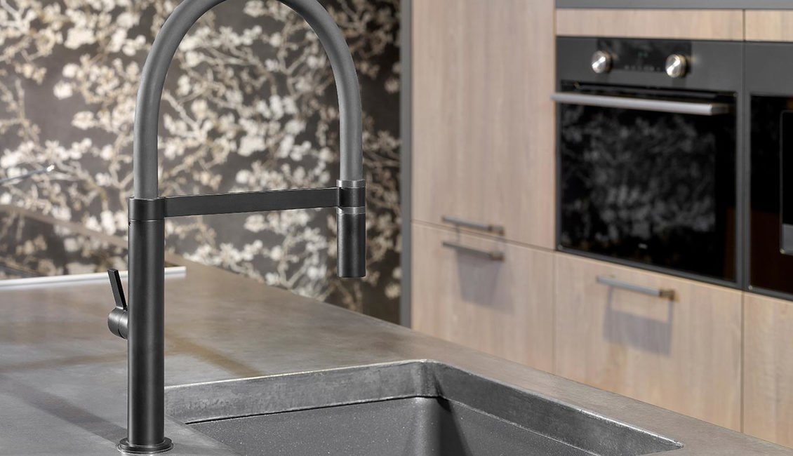 Houten keuken met eiland, matzwarte kraan