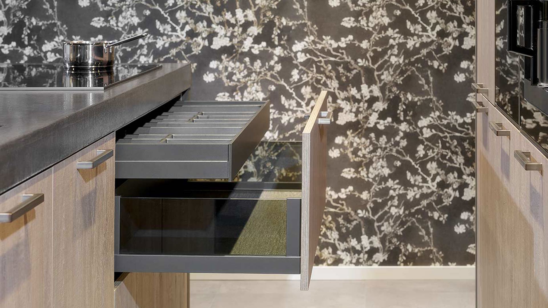 Houten keuken met eiland, luxe lade met binnenlade
