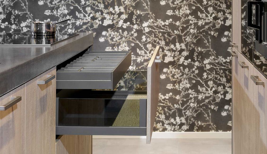 Houten keuken met eiland, luxe lade met binnenlade