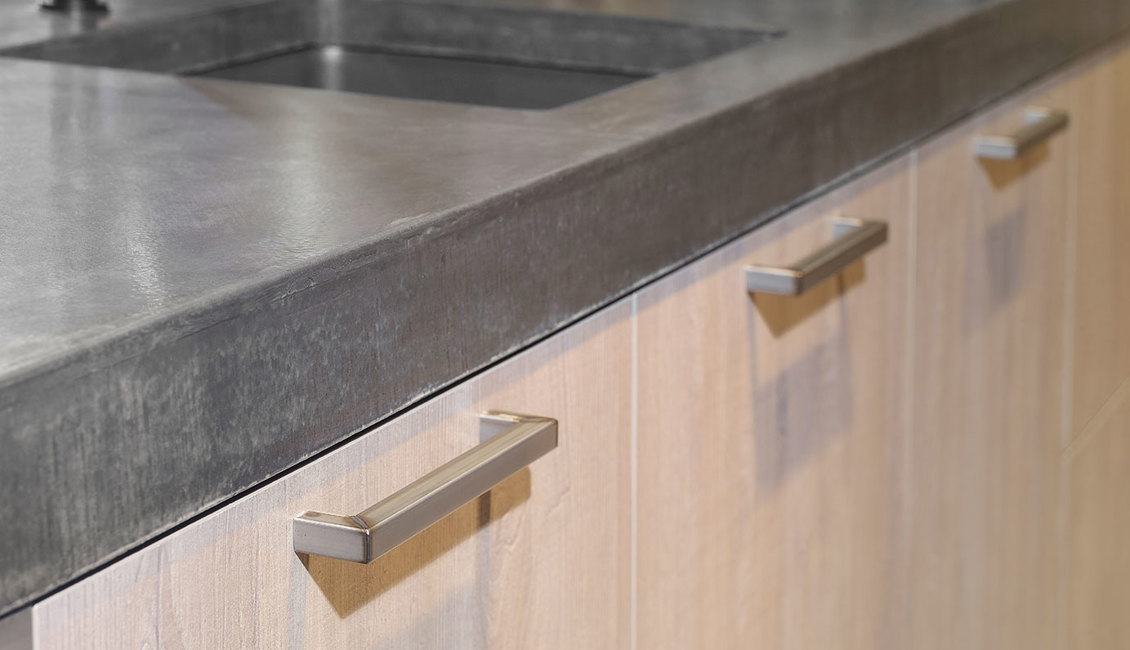 Houten keuken met eiland, front met handgreep