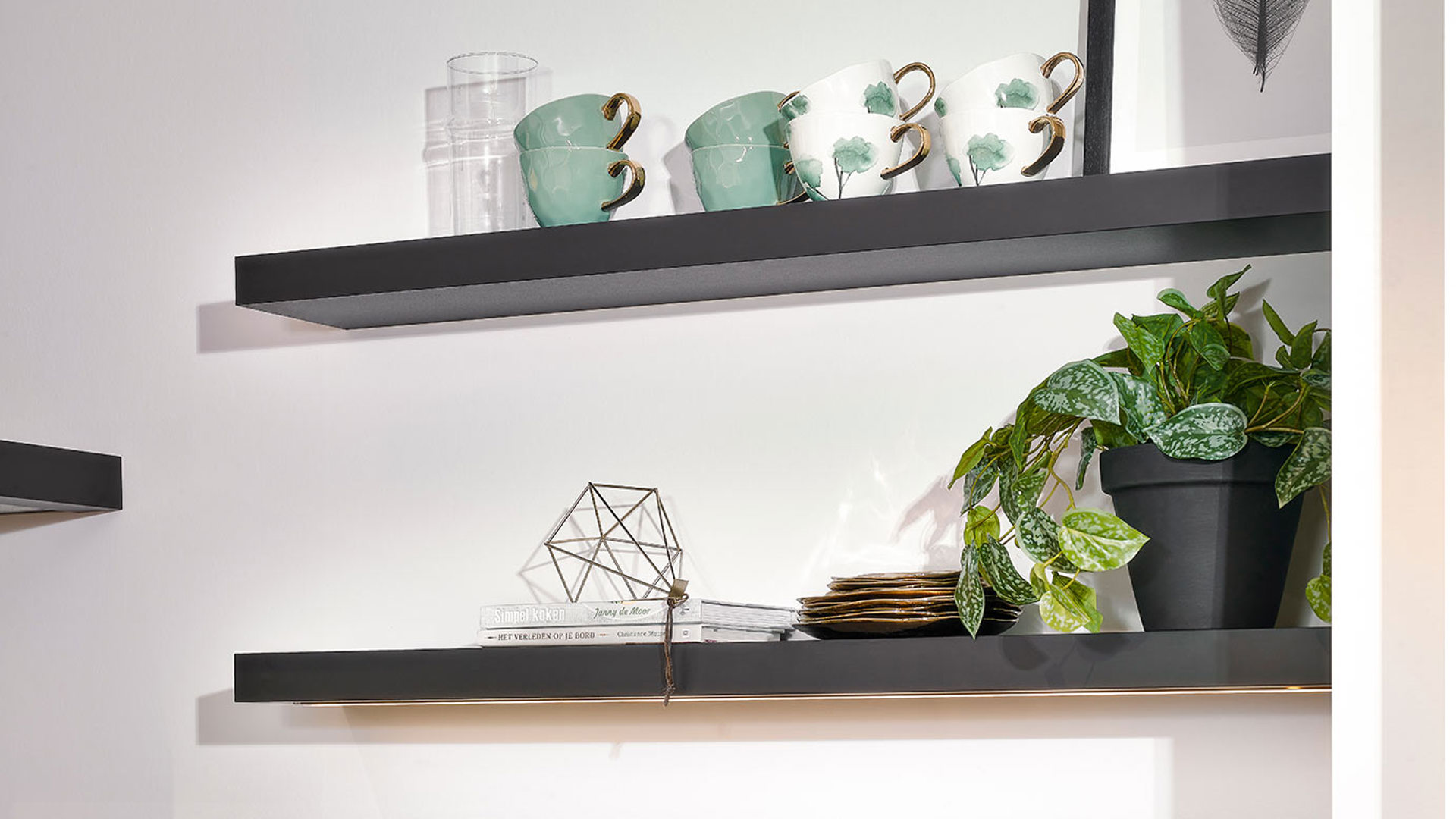 Witte rechte keuken, zwarte wandplanken