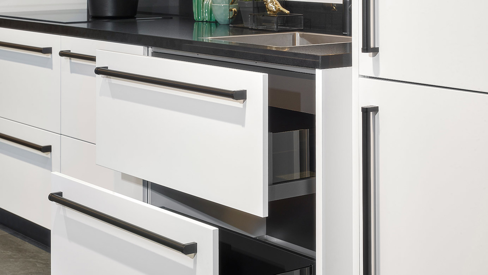 Witte rechte keuken, brede lades