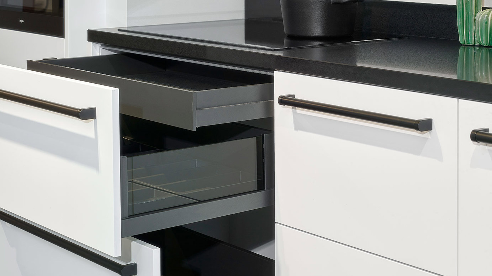 Witte rechte keuken, brede lade met binnenlade