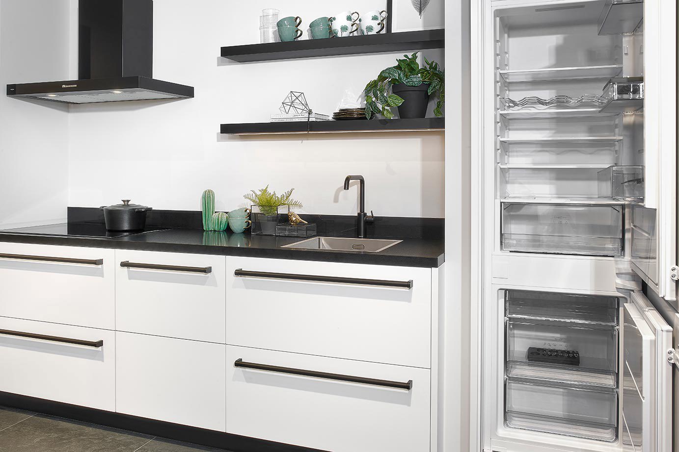 Witte rechte keuken, koelkast en vriezer