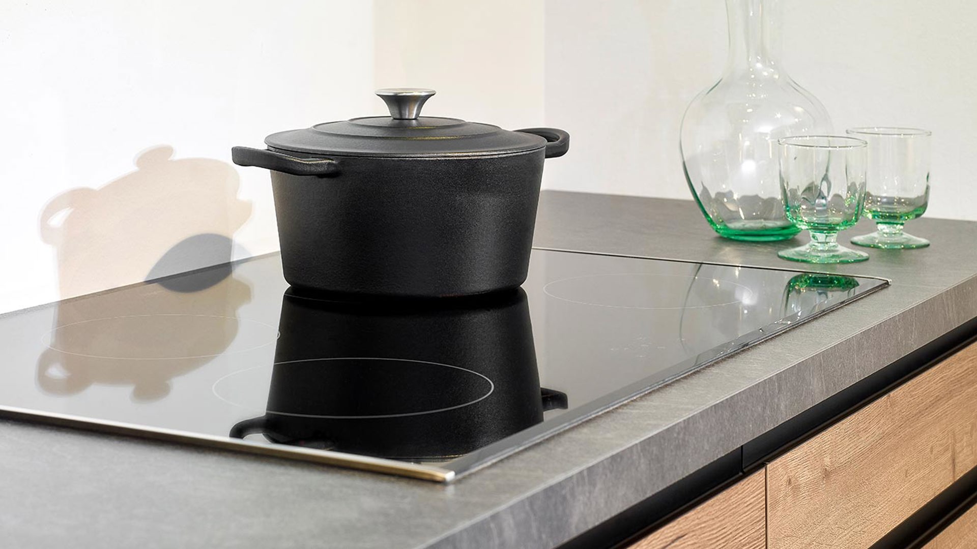  Moderne houten keuken, inductiekookplaat