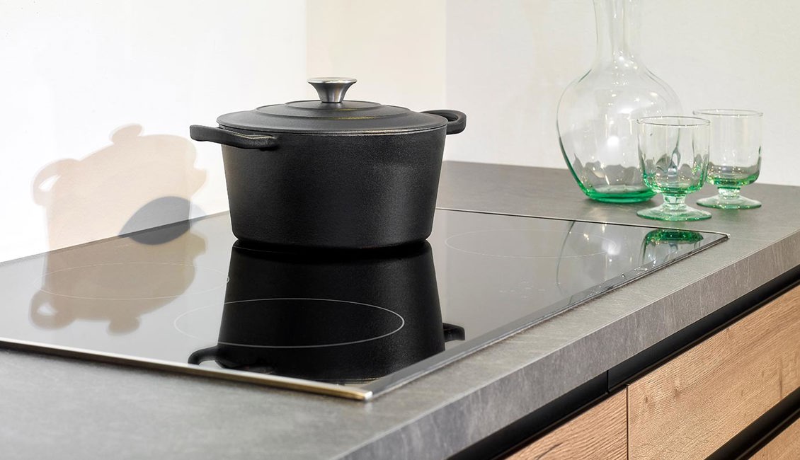  Moderne houten keuken, inductiekookplaat
