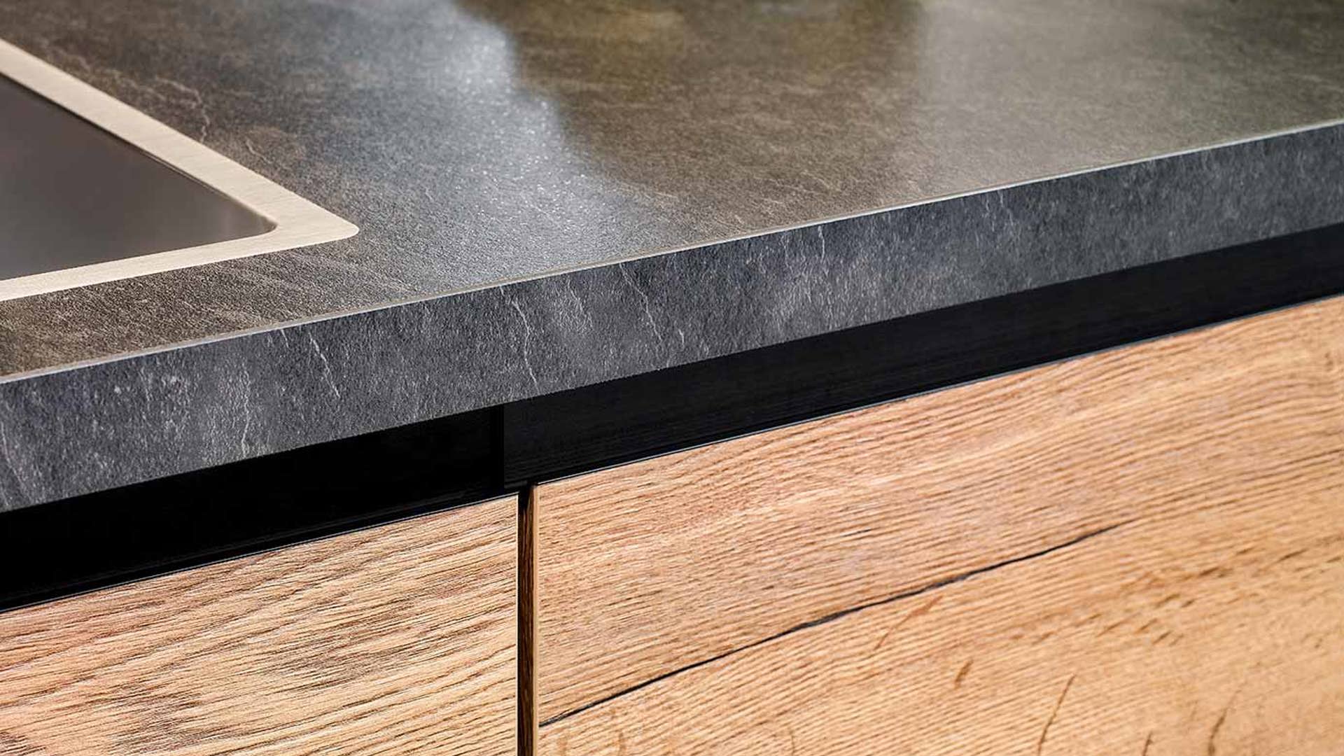  Moderne houten keuken, werkblad en front met greeplijst