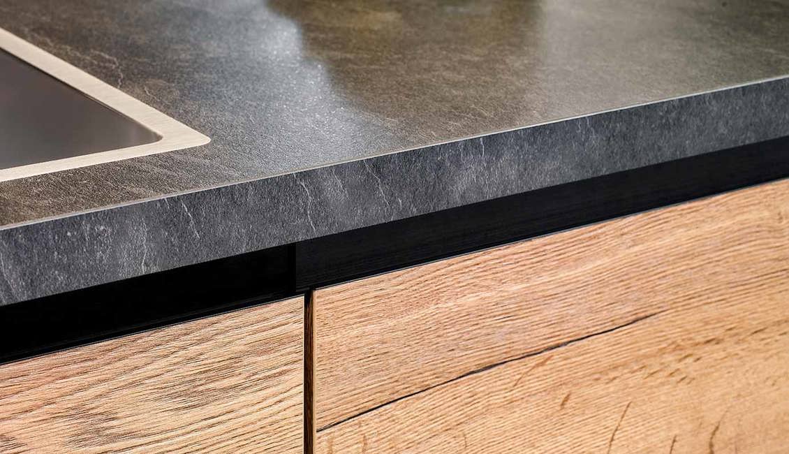  Moderne houten keuken, werkblad en front met greeplijst