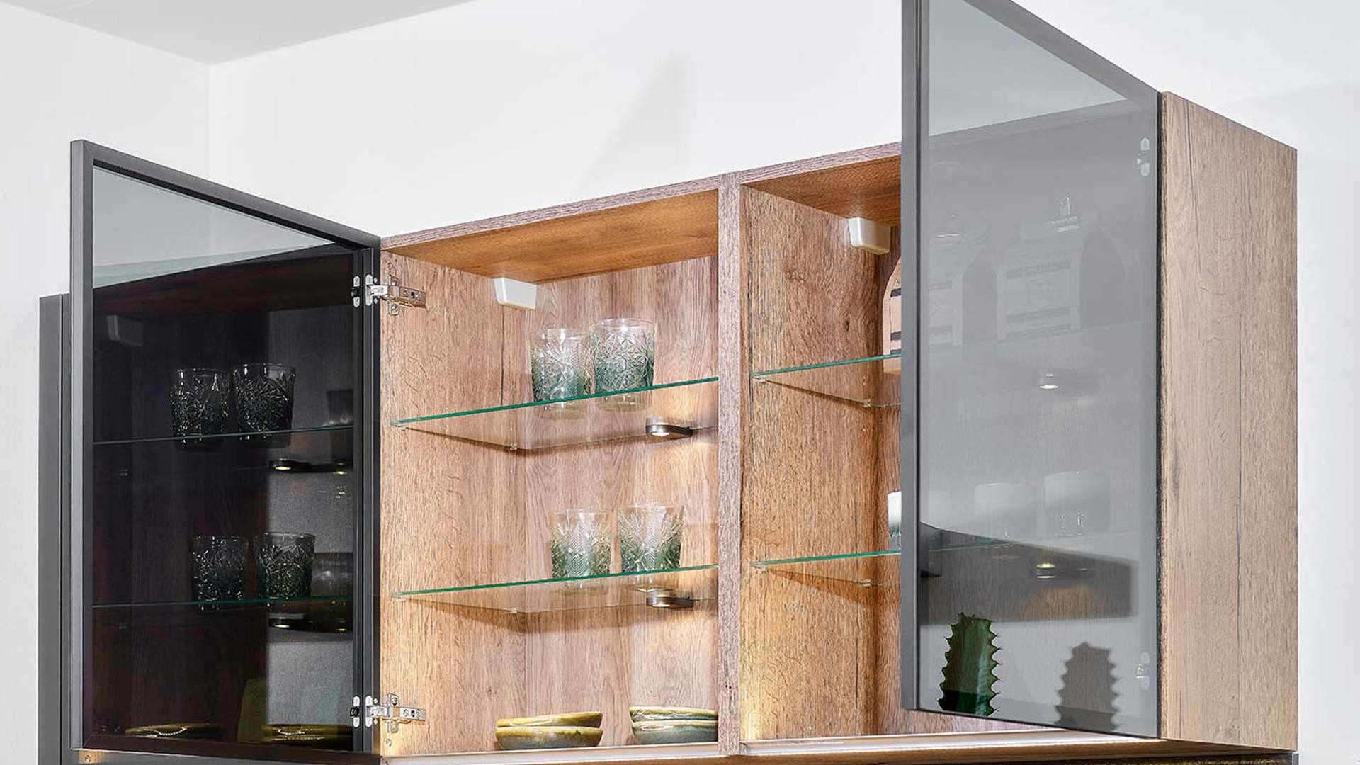  Moderne houten keuken, bovenkasten glas