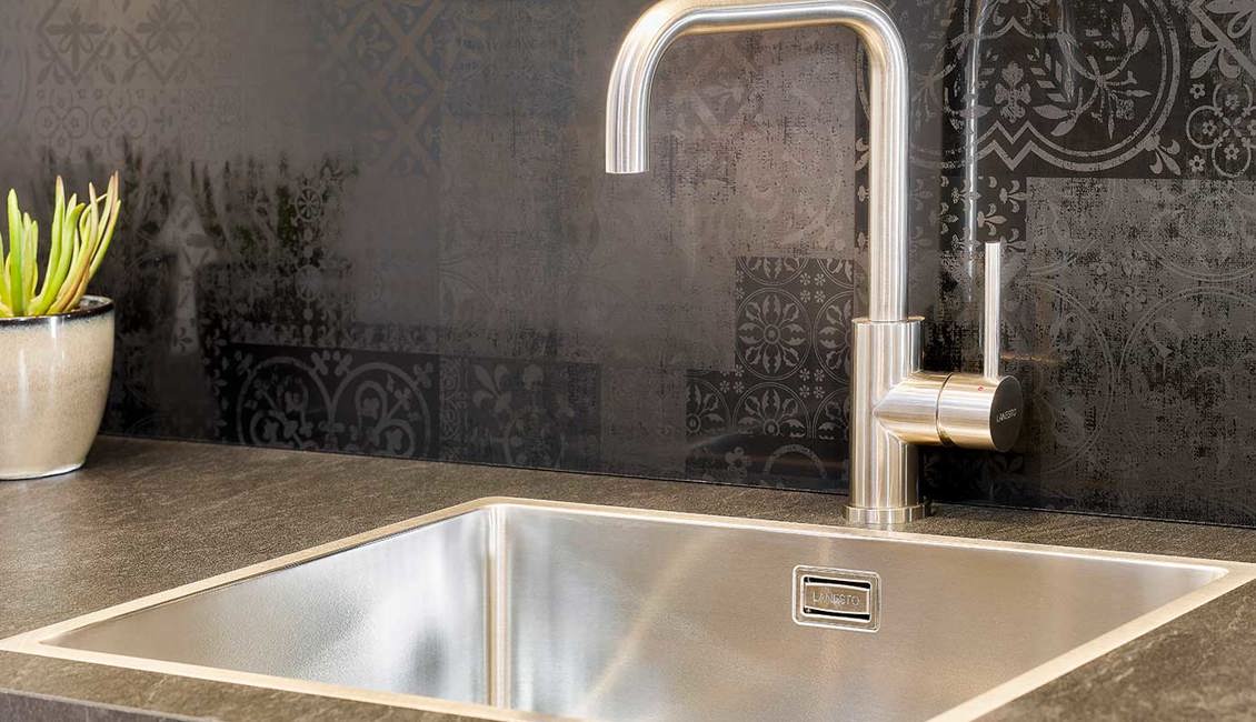  Moderne houten keuken, kraan en spoelbak
