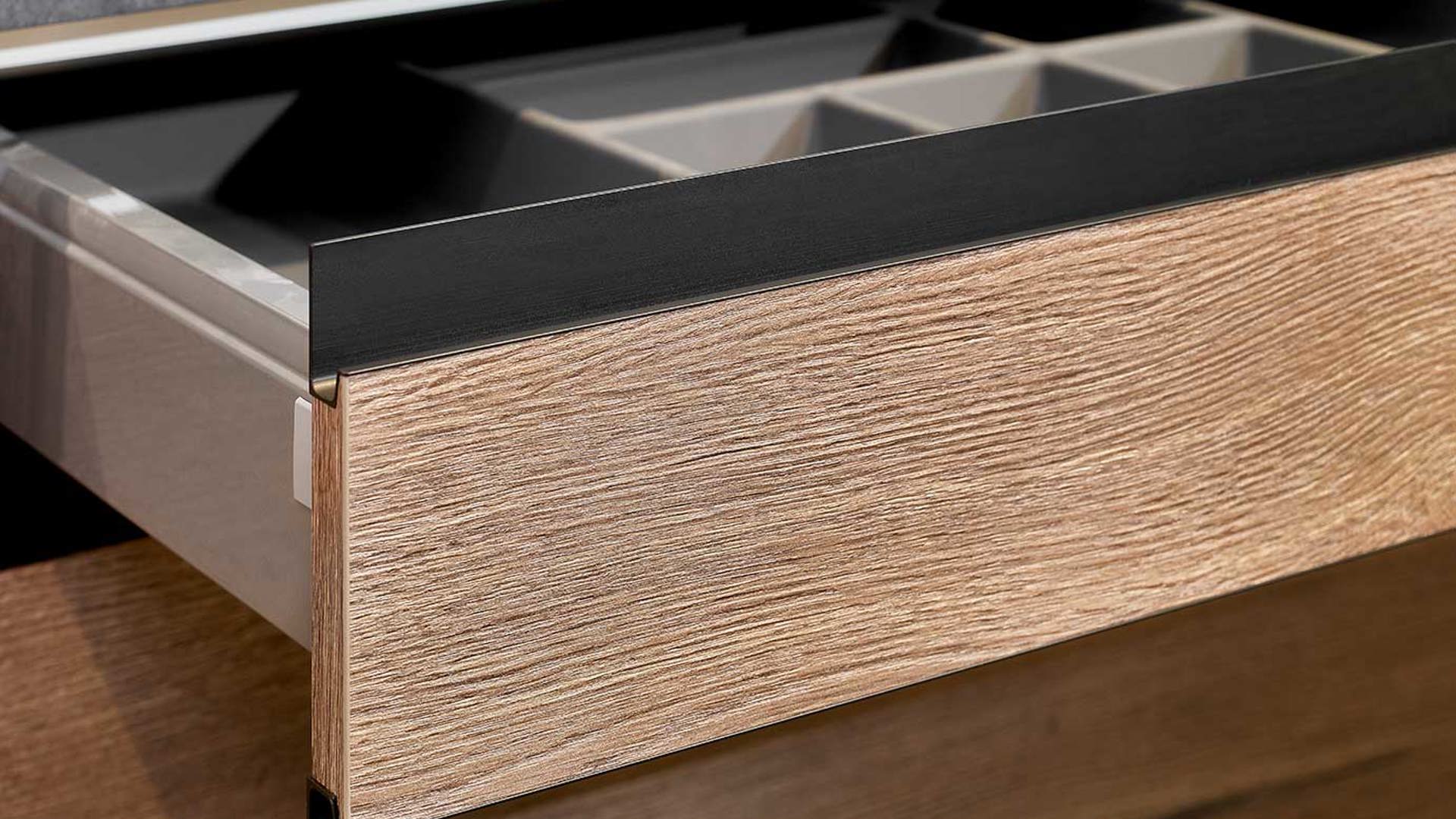  Moderne houten keuken, lade met zwarte greeplijst