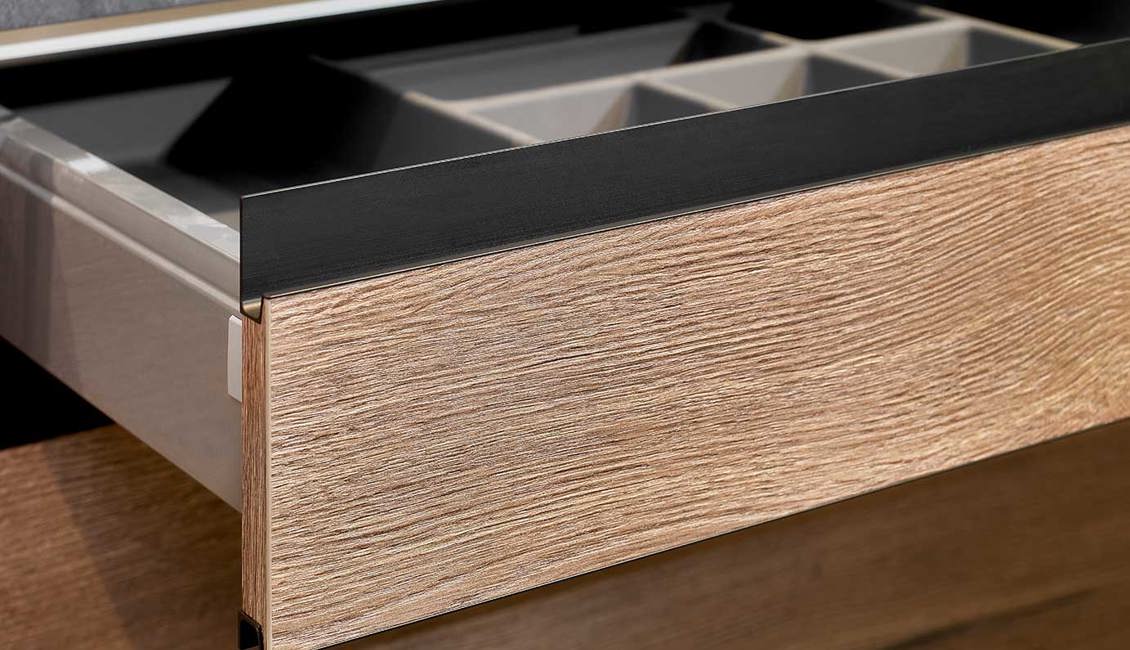 Moderne houten keuken, lade met zwarte greeplijst