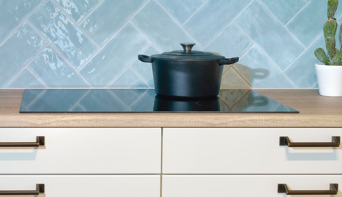 Witte u-keuken, inductiekookplaat