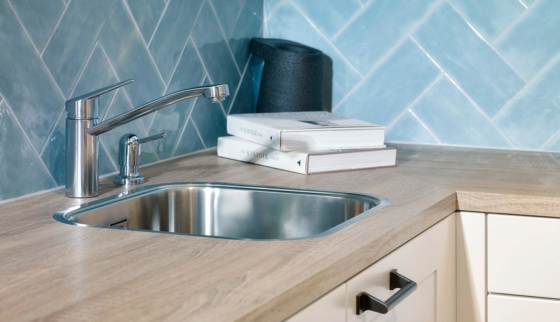 Witte u-keuken, kraan en spoelbak