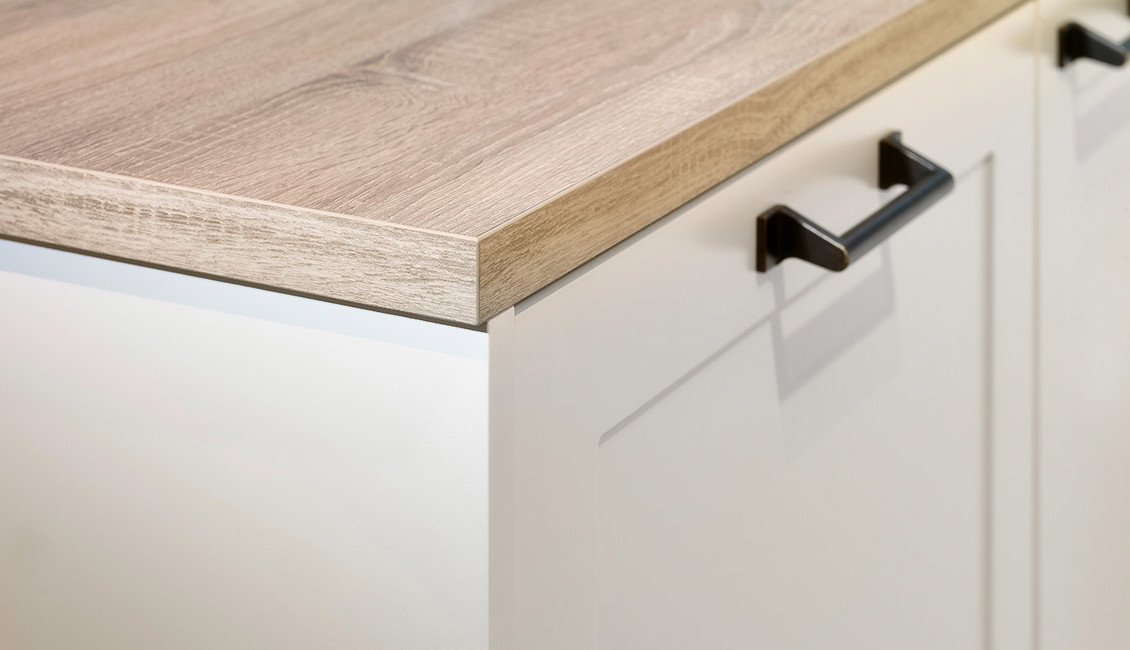 Witte u-keuken, werkblad en front met handgreep