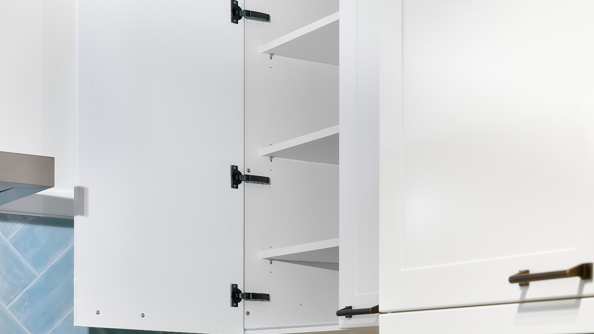 Witte u-keuken, bovenkasten