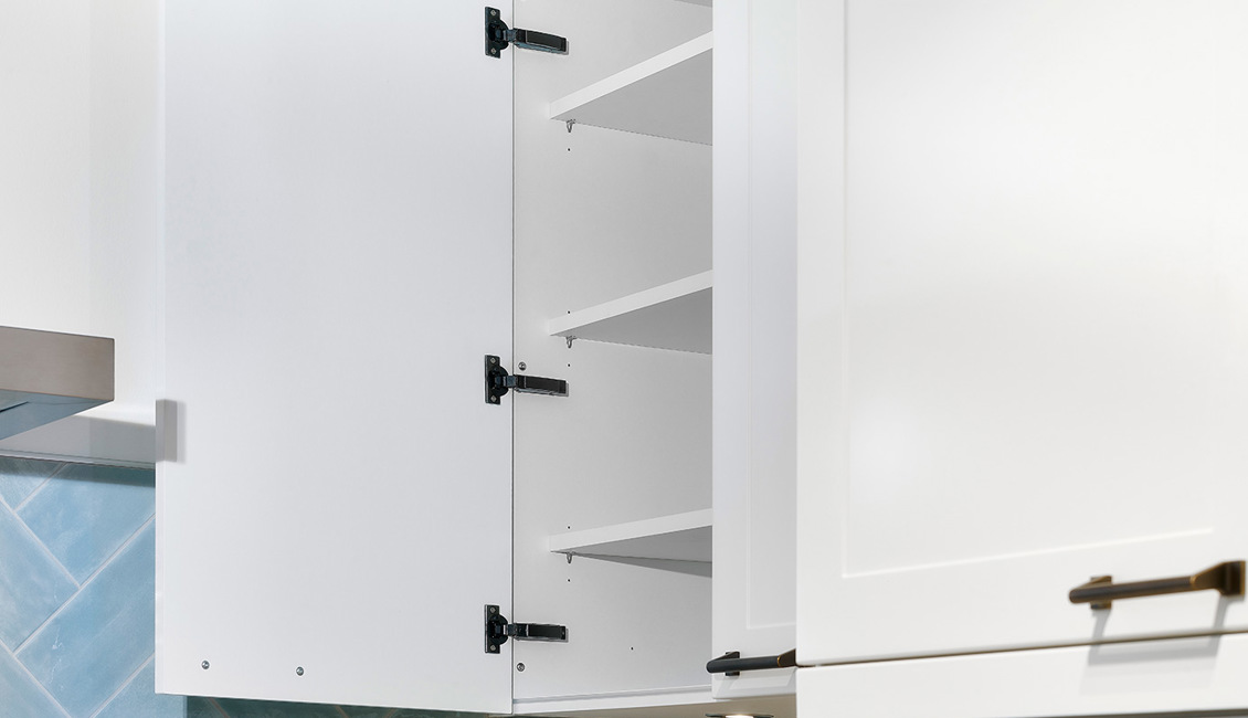 Witte u-keuken, bovenkasten