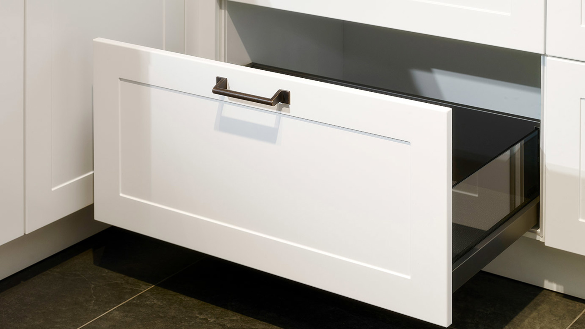 Witte u-keuken, hoge lade