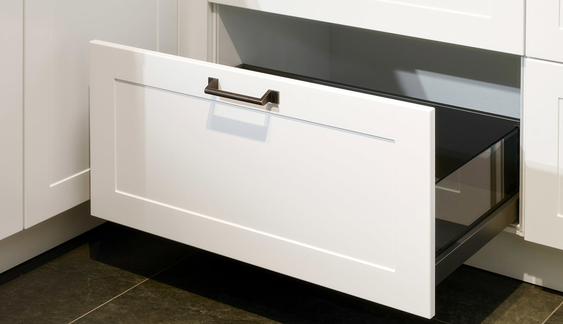 Witte u-keuken, hoge lade